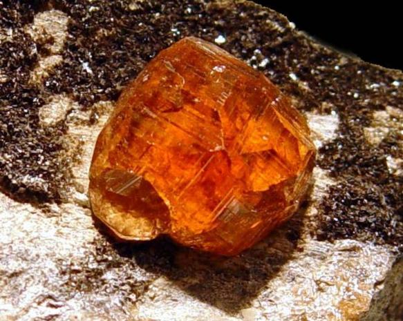 Image attach�e: hessonite_d_tail.jpg