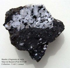 Lave basaltique à fragments de socle (Maar de Beaunit)