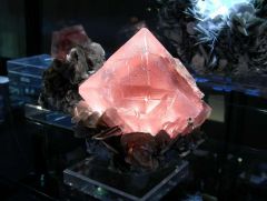 Plus d’informations sur « Octaèdre de Fluorine rose du Pakistan top »