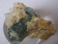 Fluorapatite sur Calcite