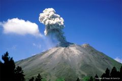 Forte éruption du volcan Arenal