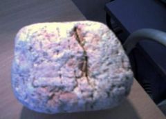 De quoi est faite cette pierre rosée parsemée de mica de Lan