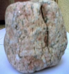 De quoi est faites cette pierre rosée de Langogne 48.jpg
