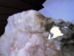 Quartz avec morceaux de mica 3 ème plan.jpg