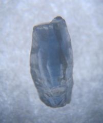saphir baguette transparent avec inclusion bleue