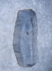 vue d'un saphir baguette avec inclusions type "sablier"