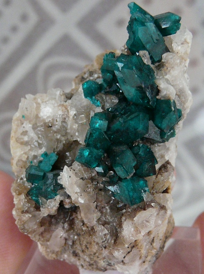 Dioptase et Calcite, Altyn-tube, Kirghiz Steppes, Karagandy,Kasakhstan.