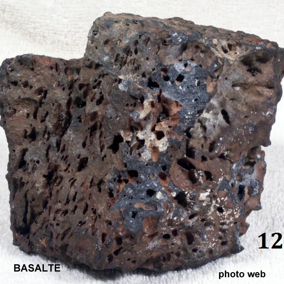 bazalte(lave solidifiée).jpg