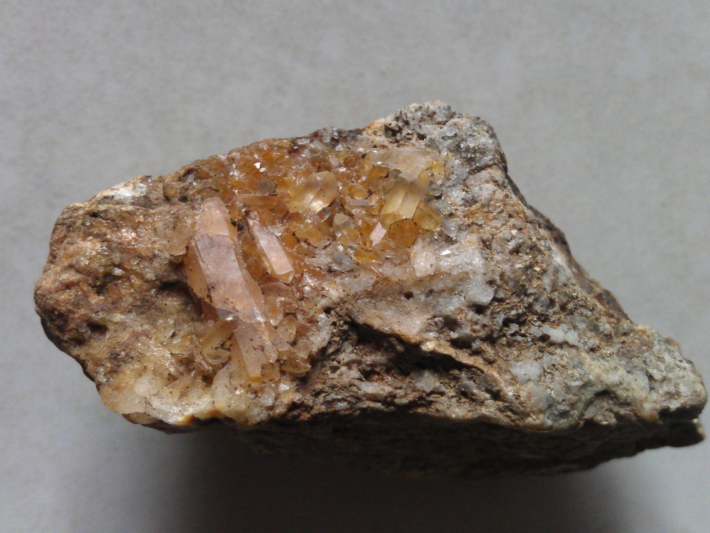 Quartz orange dans granite friable près du lac(Pormenaz).jpg