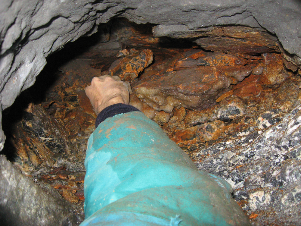 Poche de flottants de quartz (jusqu’ à 30 cm) ; mine d’Alzen-Lina (Ariège) ; photo F. Ferracin.jpg