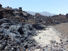 Route d'accès coupée par la coulée