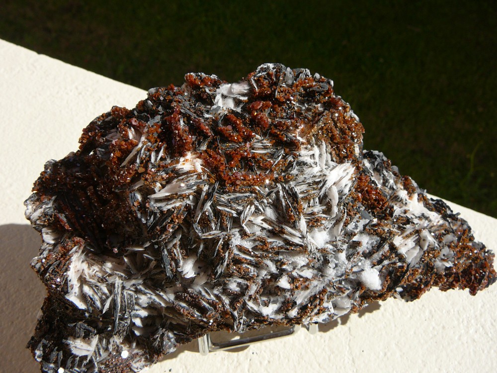 Vanadinite sur Baryte blanche (3).JPG