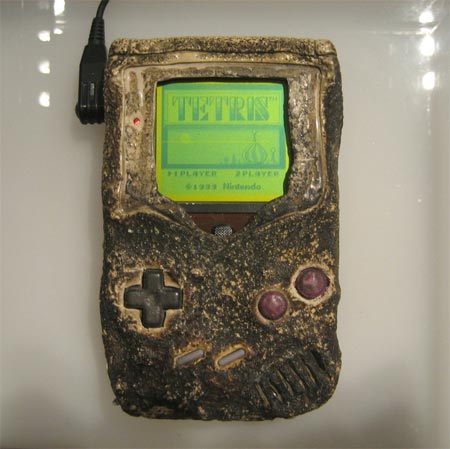 bombed-gameboy.jpg.60a39d291ecc2f0fe8069078f44b8ac6.jpg