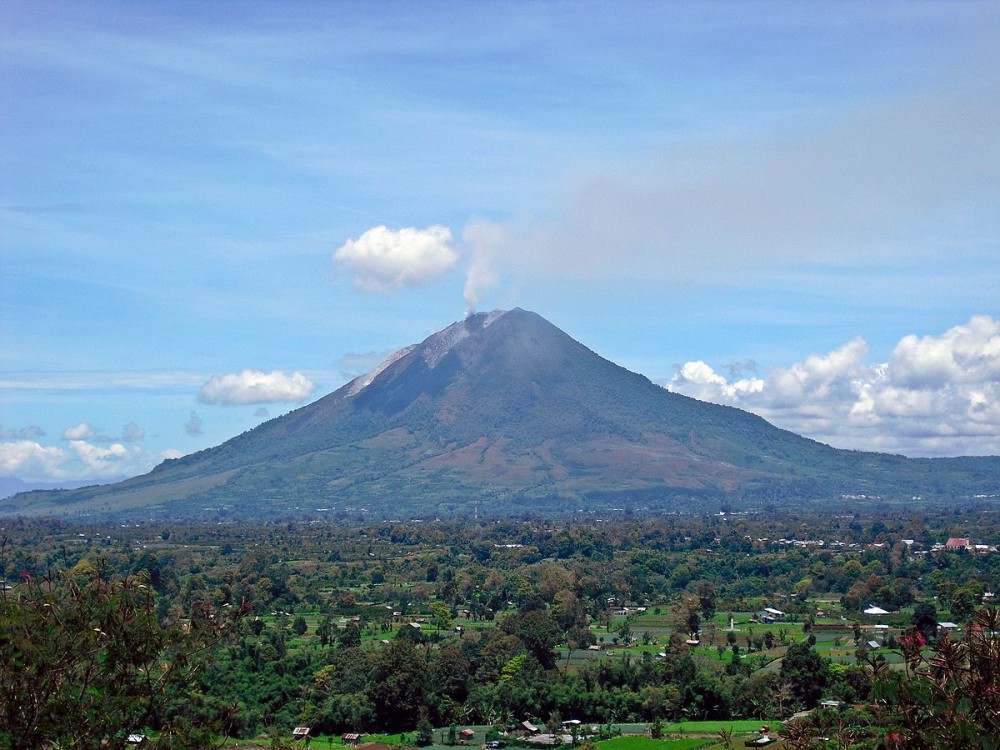 1200px-Sinabung-Gundaling-20100913.JPG