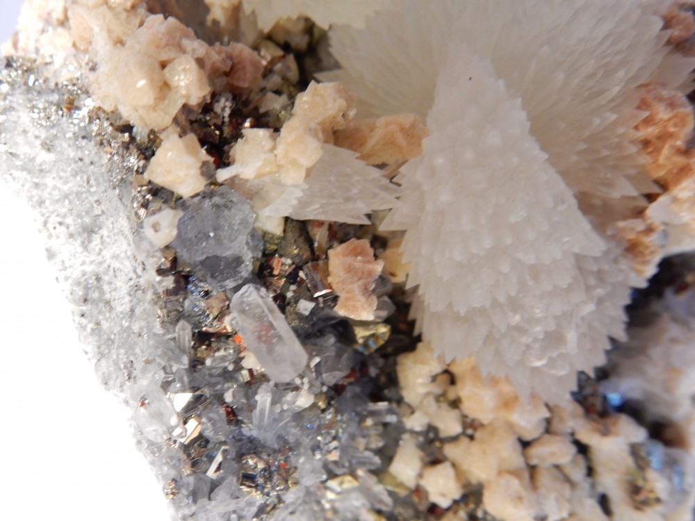 Calcite, Manganocalcite, Chalcopyrite - Detail#126.JPG