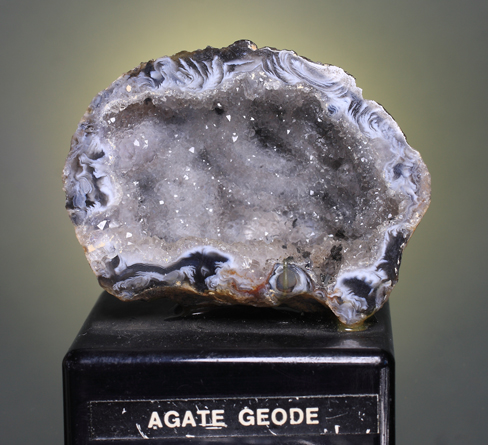 Agate-Geode.jpg.3a93e554d2782ac2ace5c4439a80d310.jpg