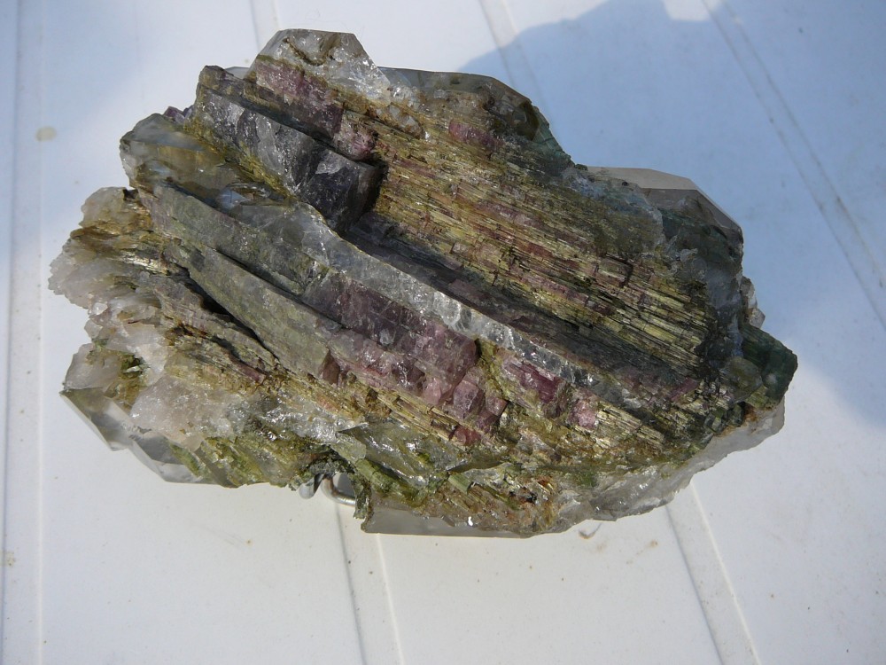 Quartz avec Tourmaline verte et rose Brésil (ancienne collection Jean Saunier Chaillac 2017) (2).JPG