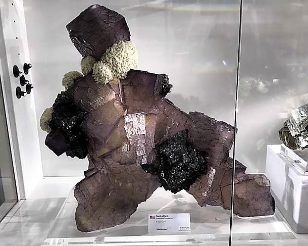 fluorite-elmwood-sphalerite-baryte-usa-mineral.jpg