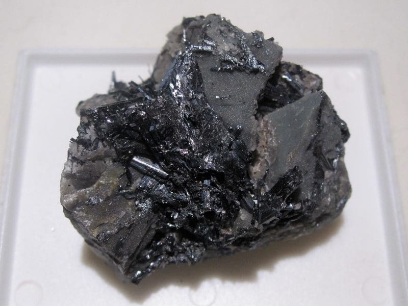 mineral-stibine-ouches-massiac-cantal.jpg