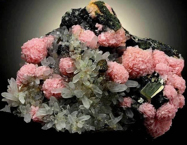 rhodochrosite-chalcopyrite-quartz-sphalerite-pyrite-bulgarie.jpg