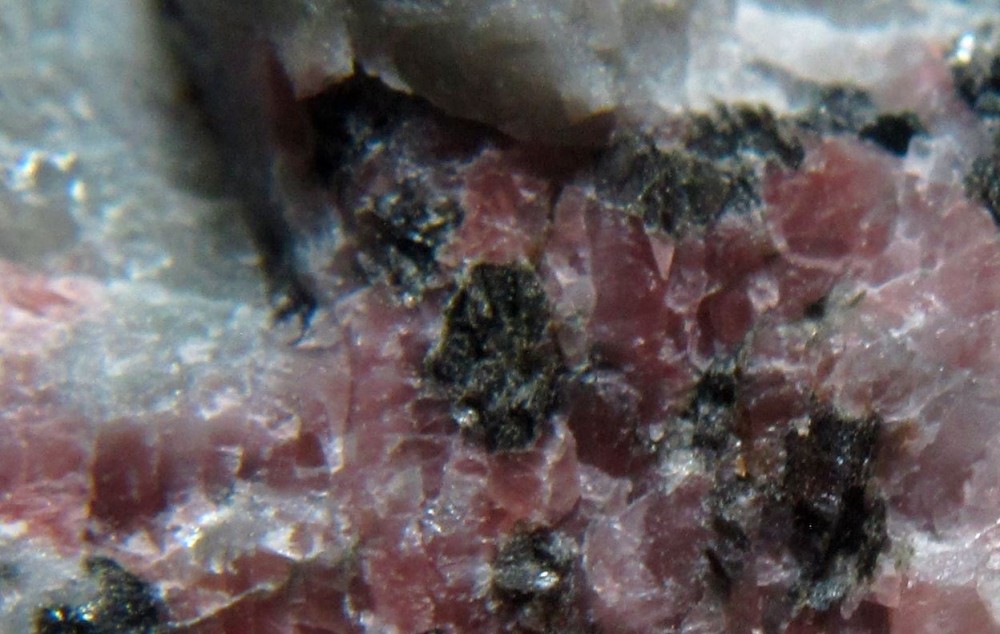 Hornblende.thumb.JPG.69d794c89408a80e3317c447d49873b2.JPG