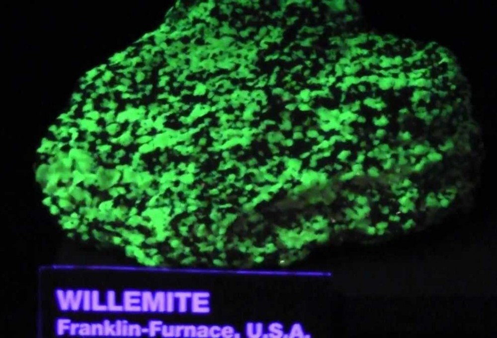 mineral-fluorescent-willemite-franklin-usa.jpg