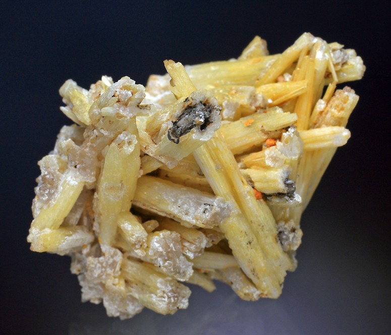 Cerussite-mayres-4.jpg.96d95b811e8425b689604ea3b0c94c98.jpg