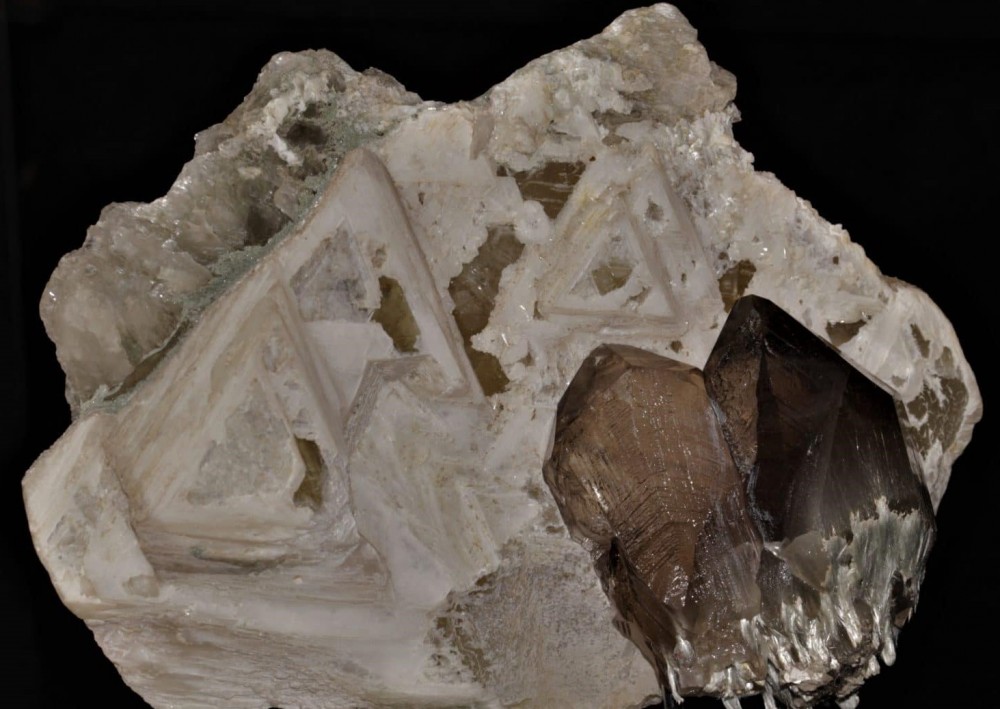 calcite-mineral.thumb.jpg.2cda7500772de4270a17357e4d89d069.jpg