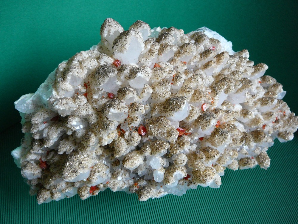 Réalgar sur Quartz Cavnic Roumanie 1.JPG