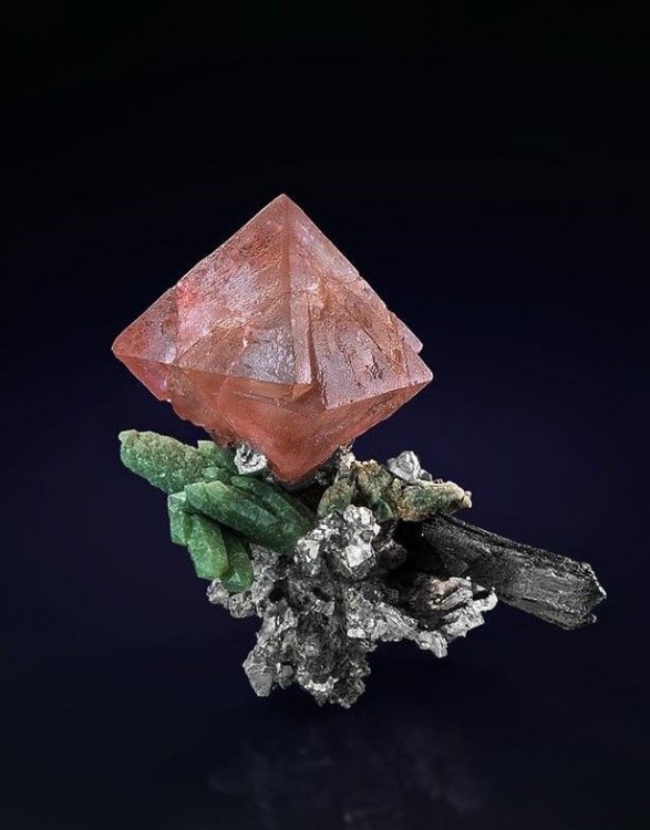 -fluorine-rose-quartz-arsenopyrite-ilvaite-huangang-mongolie-chine.jpg