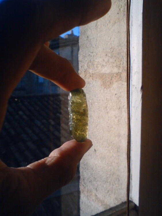 -mineral-madagascar-peridot-cristal-1.jpg