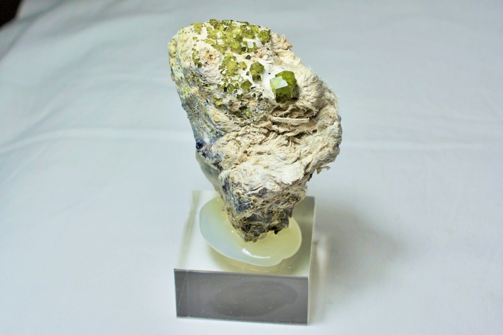 Grenat Andradite Demantoïde (Valmalenco, Italie) 1.JPG