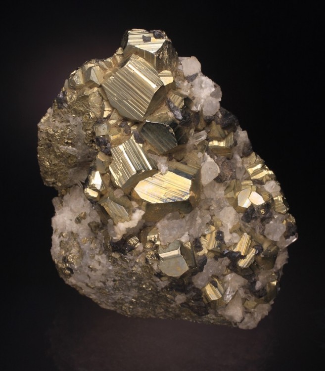 209535478_Pyrite-Quartz-Clinohedrite-prou-1.thumb.jpg.3849492b8dc3e4204a1dffe8beb67262.jpg