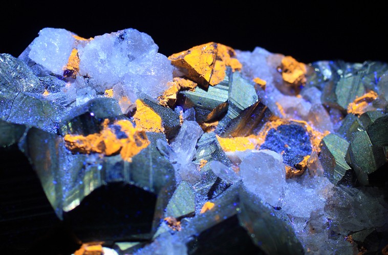 2097510787_Pyrite-Quartz-Clinohedrite-prou-2-UV.jpg.501336e2b83ad736ebe00863f231f91f.jpg