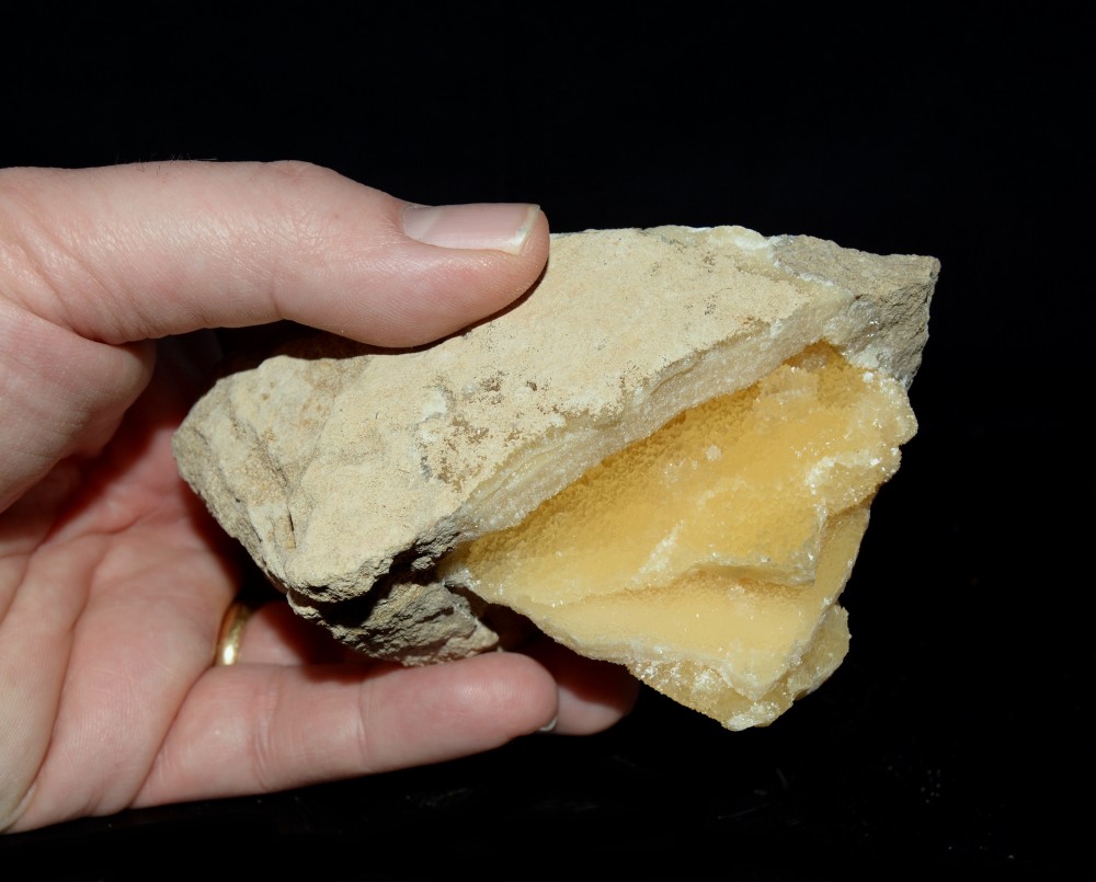 169896637_Calcite(11x4.5cm).thumb.JPG.0b0a4dff55386f6f47e917f80fcfbe98.JPG