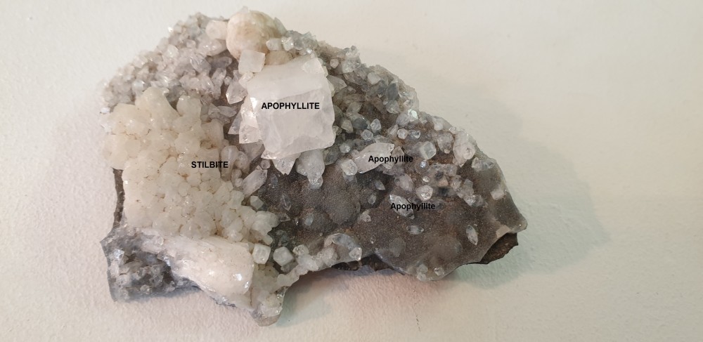 stilbite_a_gauche_apophyllite_a_droite.jpg