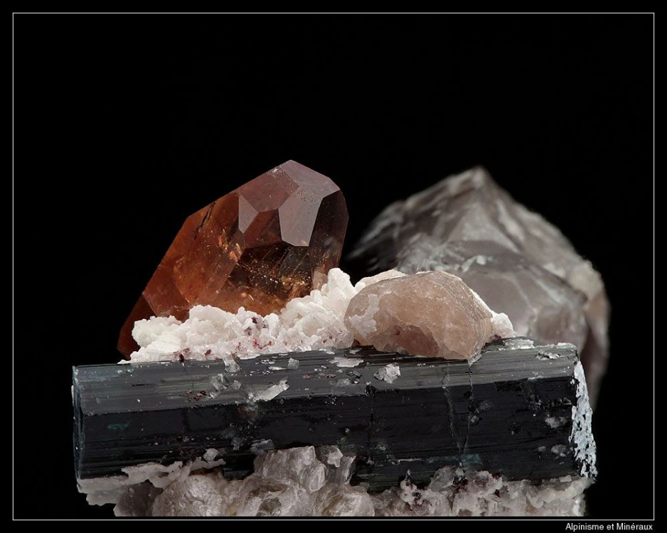 topaze-tourmaline-chamachhu-skardu-pakistan-mineral-1.jpg