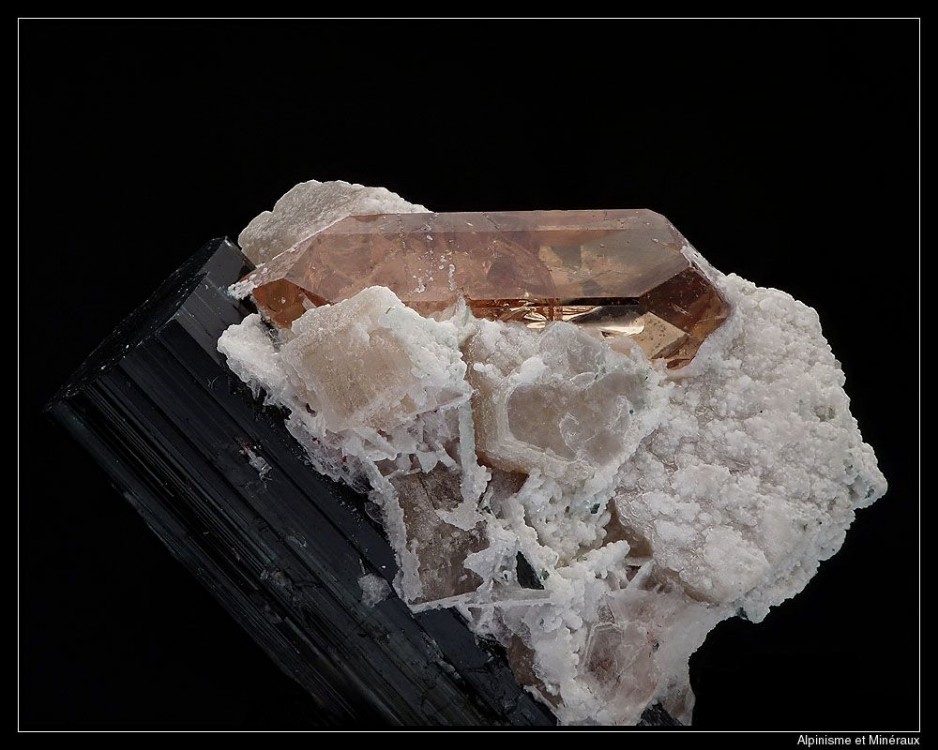 topaze-tourmaline-chamachhu-skardu-pakistan-mineral-3.jpg