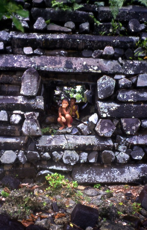 962669638_Kids_in_Passage_Through_Basalt_Wall_Nan_Madol_Pohnpei.thumb.jpg.ebfb9a63a60f473e7689421d9eb4a58a.jpg
