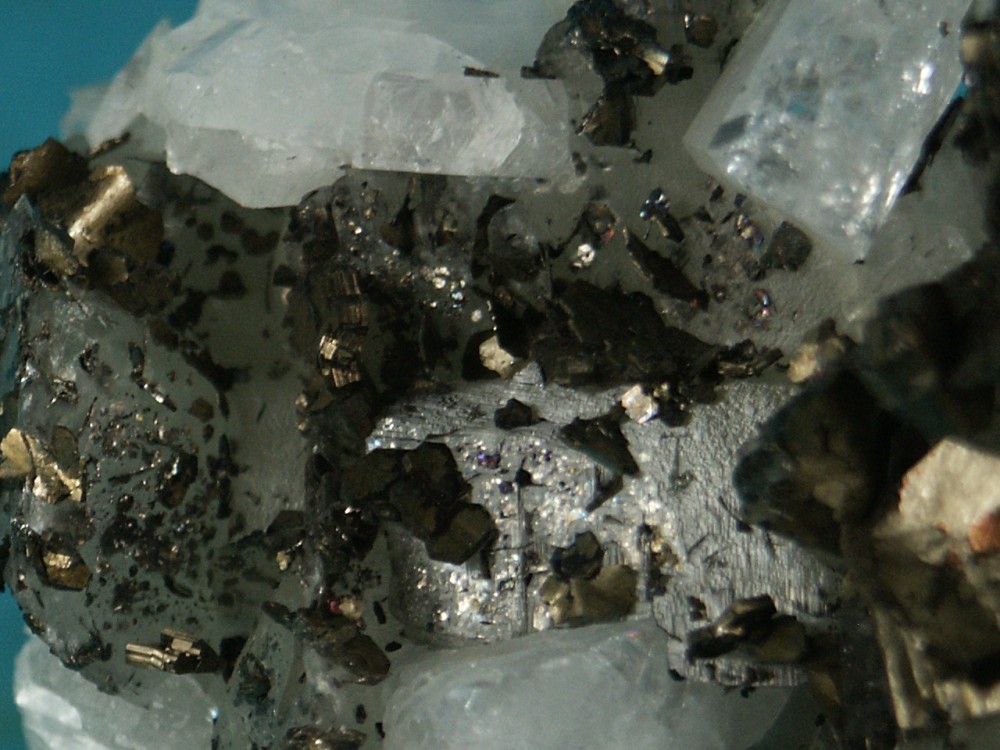 albite+pyrrhotite sur calcite à droite du col Blanchet sous la Tête des Toillies,St Veran 05 85x65x25  150g (4).JPG