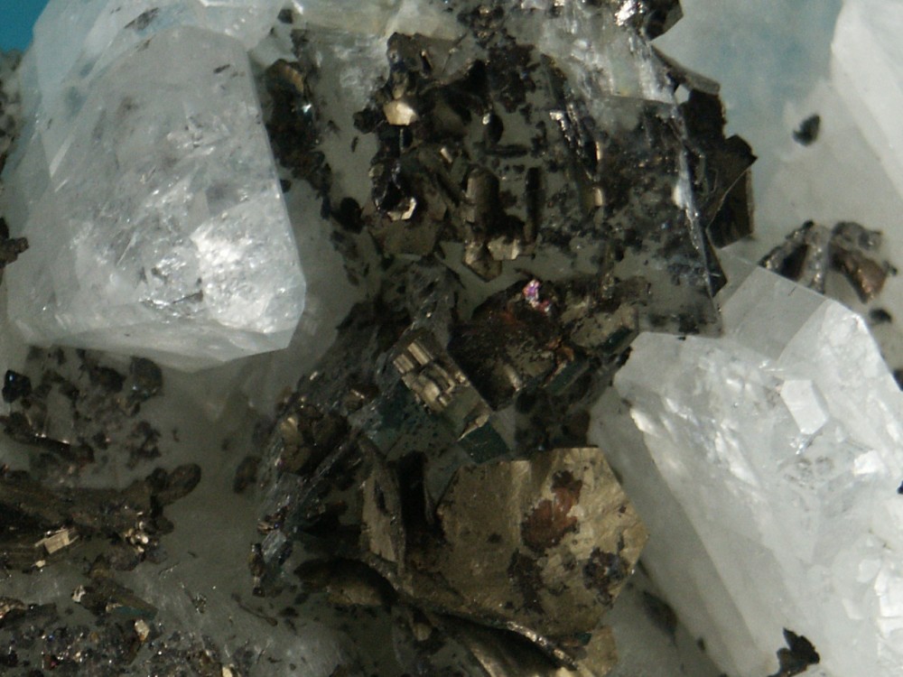 albite+pyrrhotite sur calcite à droite du col Blanchet sous la Tête des Toillies,St Veran 05 85x65x25  150g (3).JPG