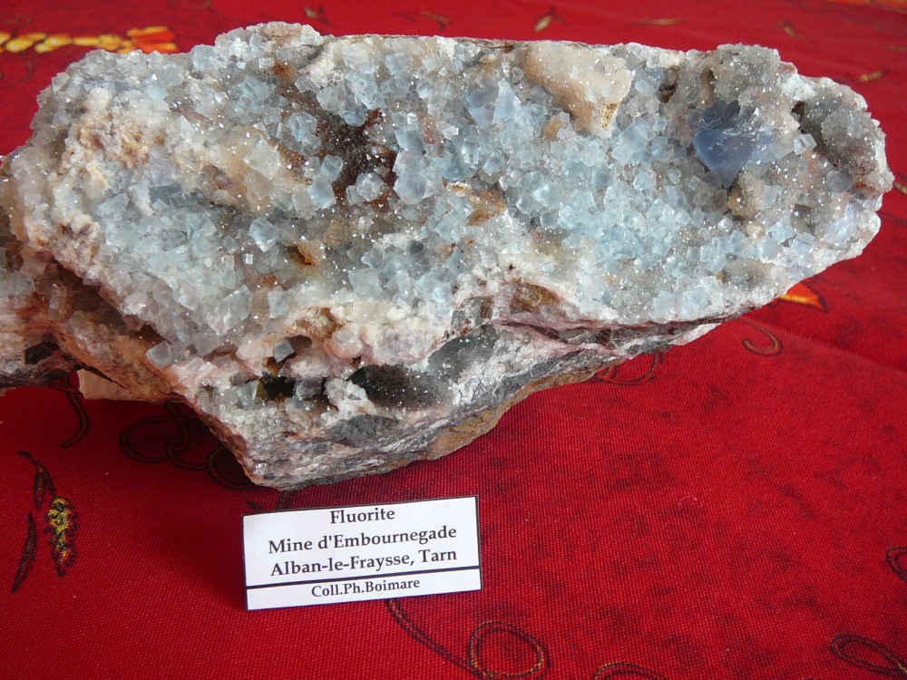Fluorite bleue mine d'Embournegade Alban-le-Fraysse Tarn France (3).JPG