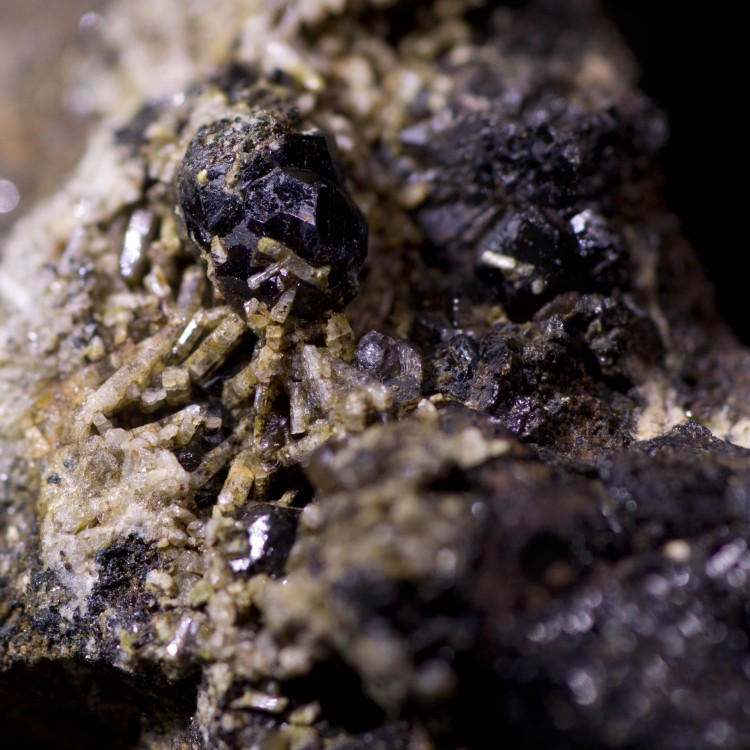 Scapolite et Grenats 3.jpg