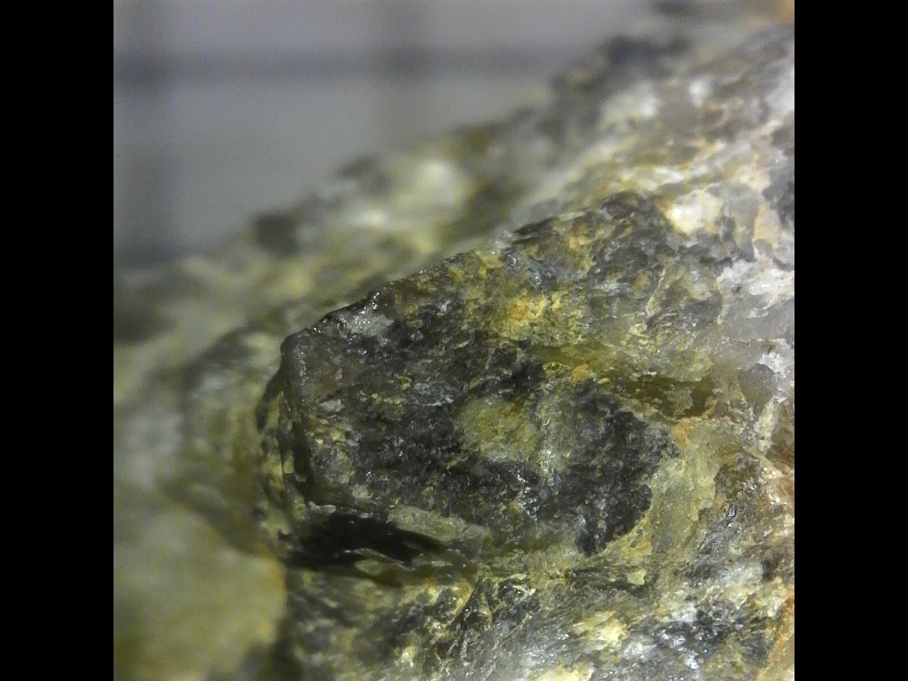 corindon dans pegmatite Urdach RIP060304 (1).jpg