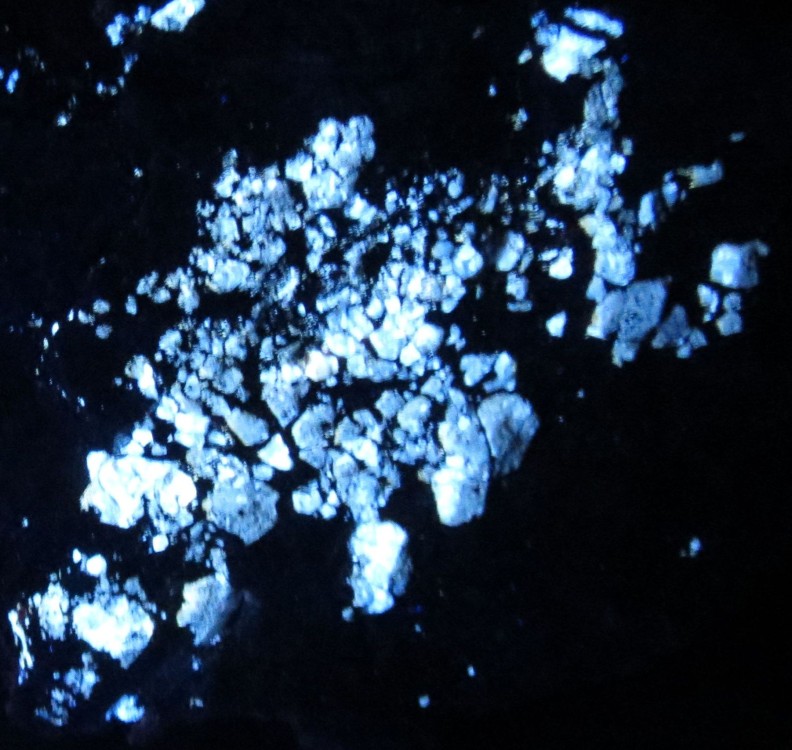 K-scheelite ROTHAU UV courts.JPG