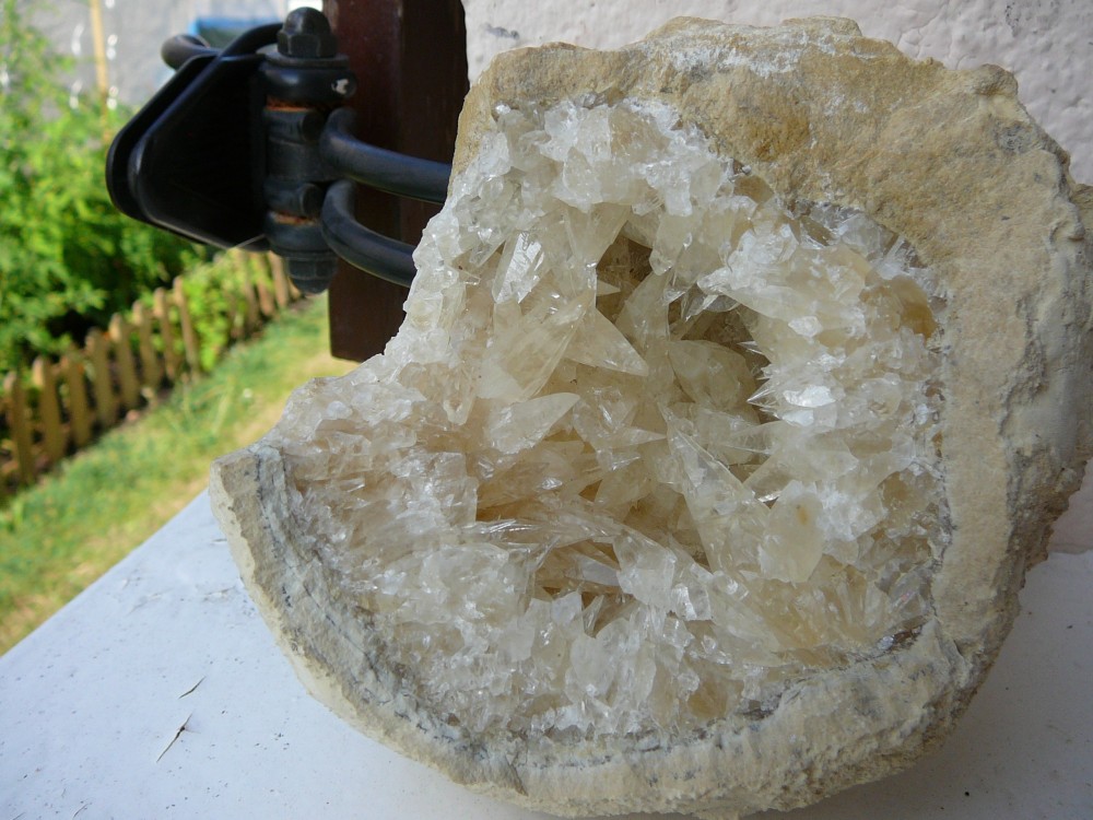 Calcite aciculaire dans géode Tunisie 4.JPG