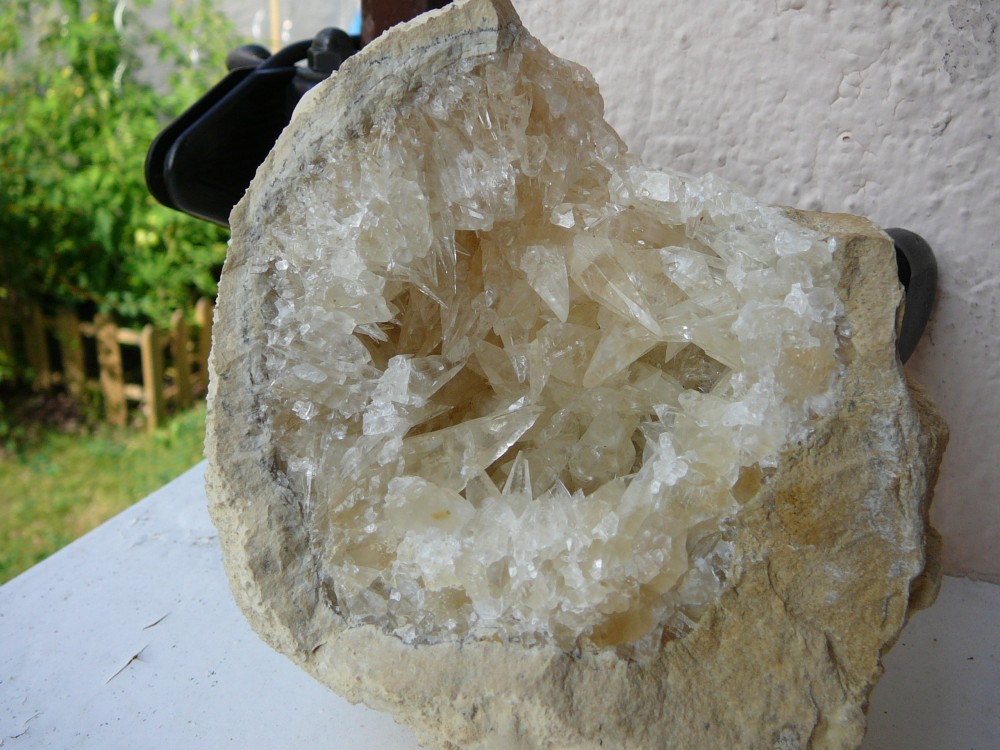 Calcite aciculaire dans géode Tunisie 5.JPG