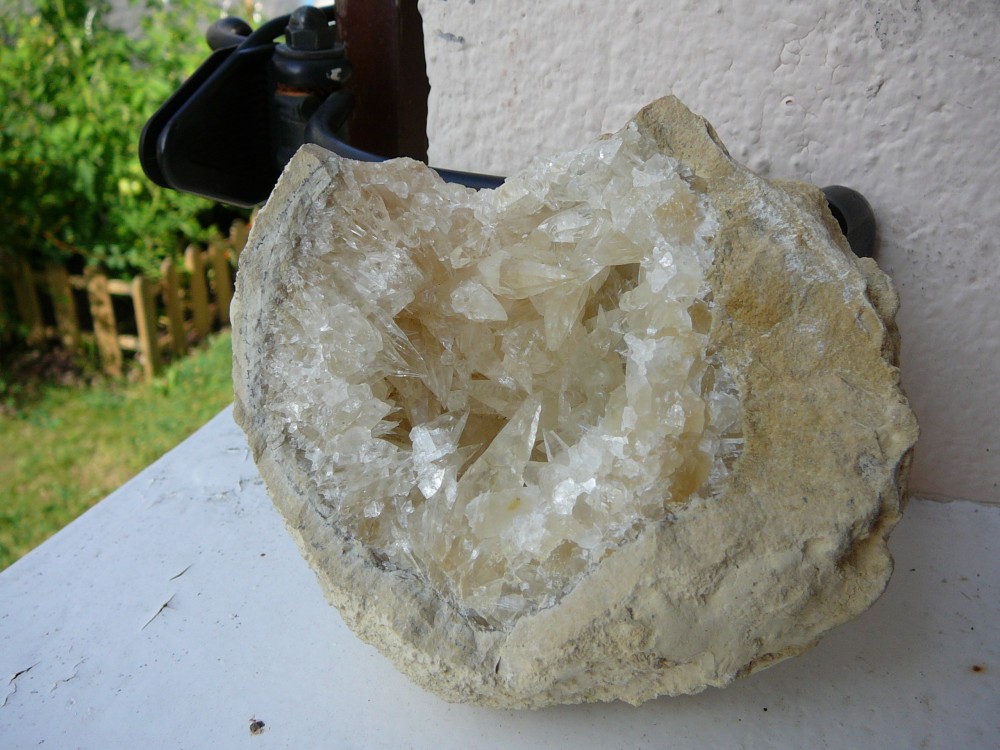 Calcite aciculaire dans géode Tunisie 6.JPG