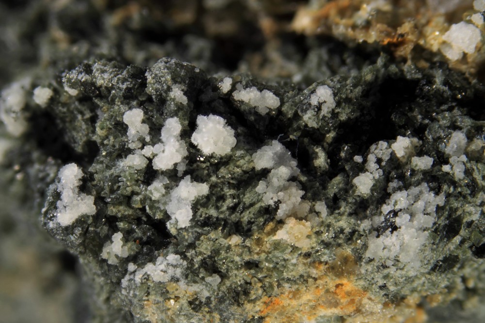 Saponite sur pargasite Gréoula FOV 7 mm 005 (3).JPG