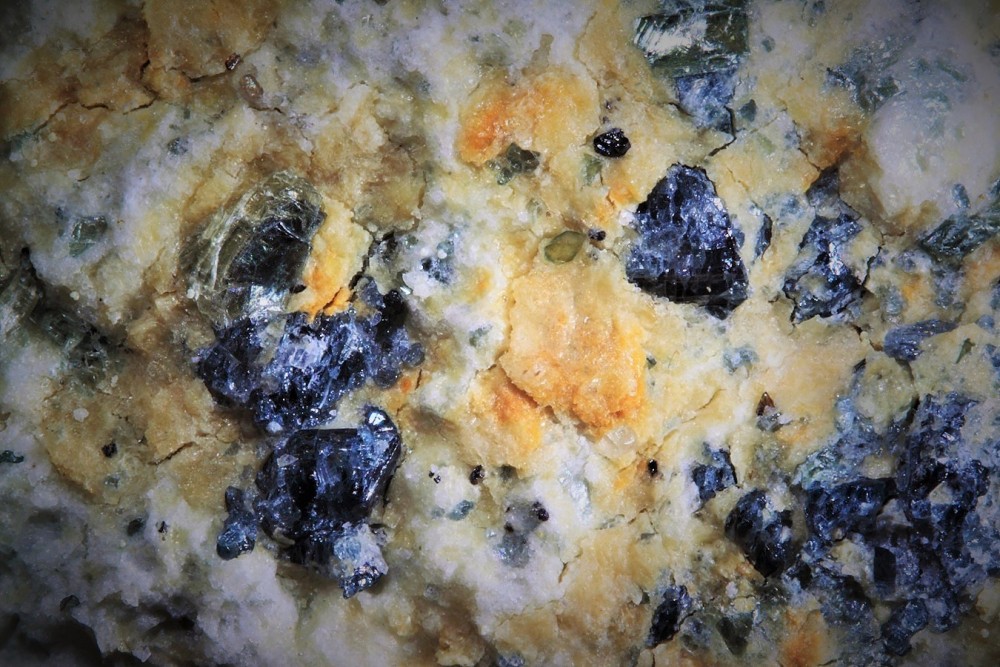 Sapphirine et mica bleu etang de Lherz FOV 7 mm 001 (2) (Copier).JPG